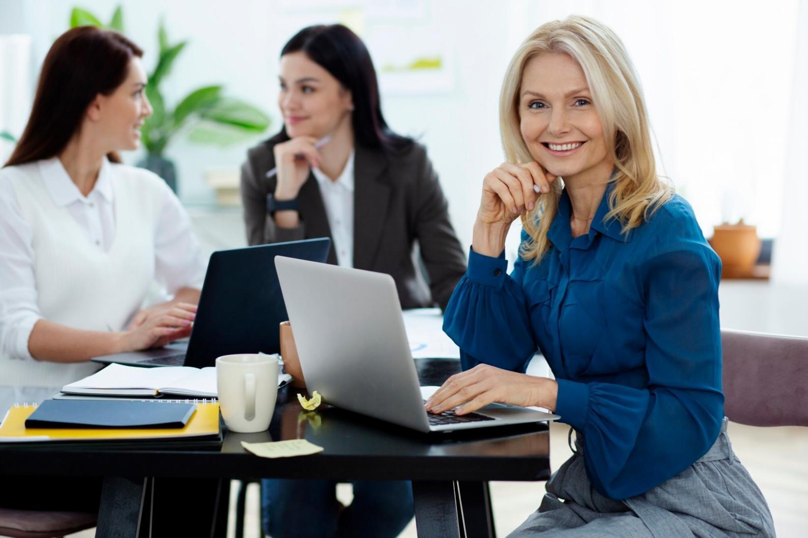 Persona aprendiendo conceptos de planificación financiera