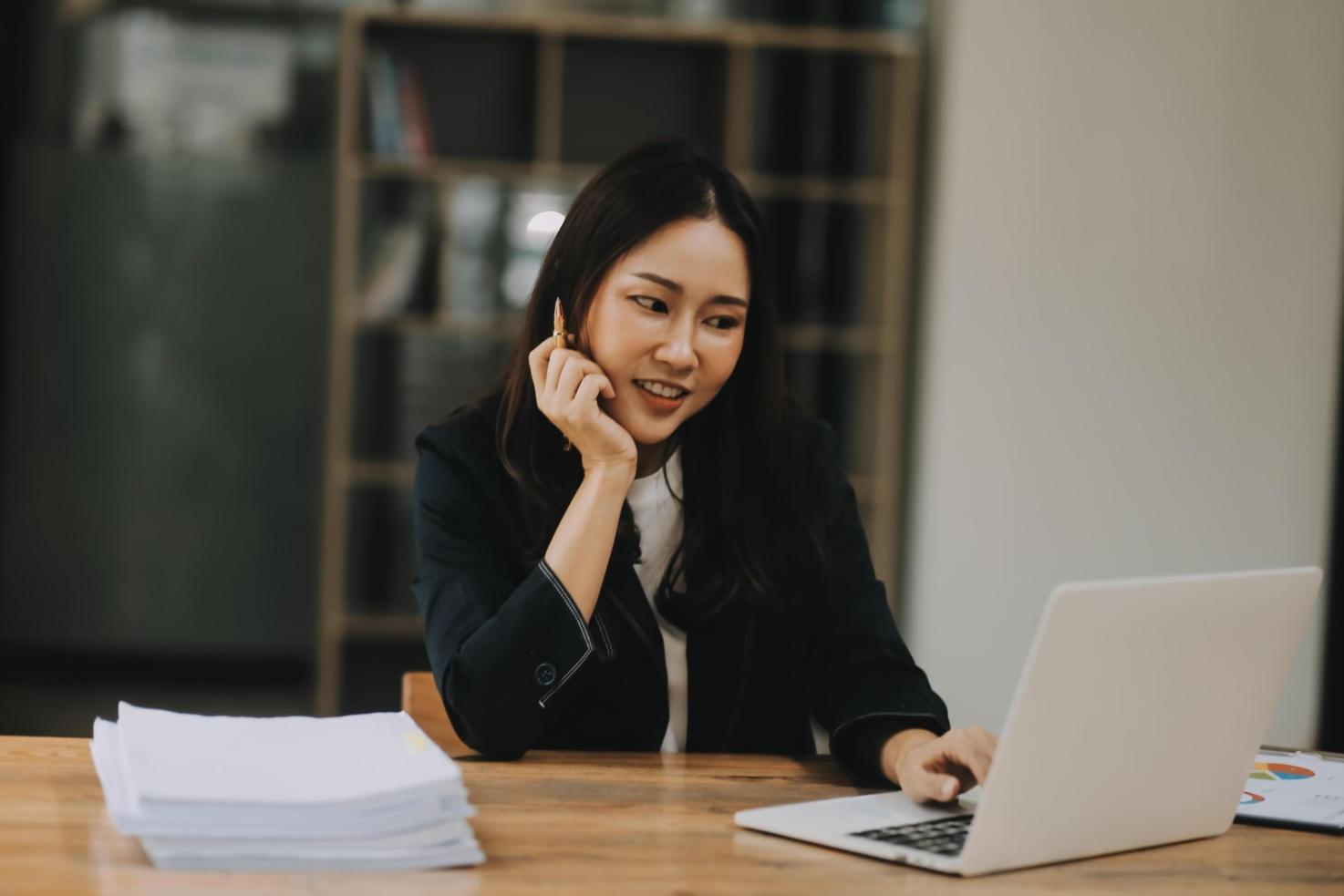 Mesa de trabajo organizada con material financiero